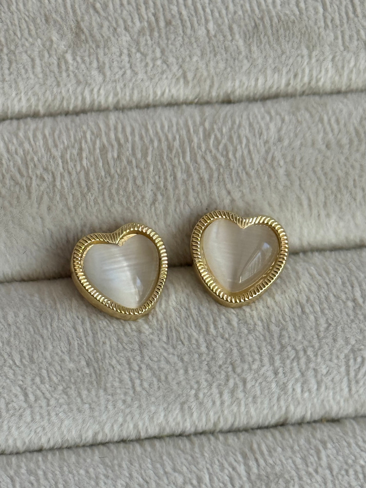 Gold Rengi Kedi Gözü Taşlı Kalp Model Kadın Küpe