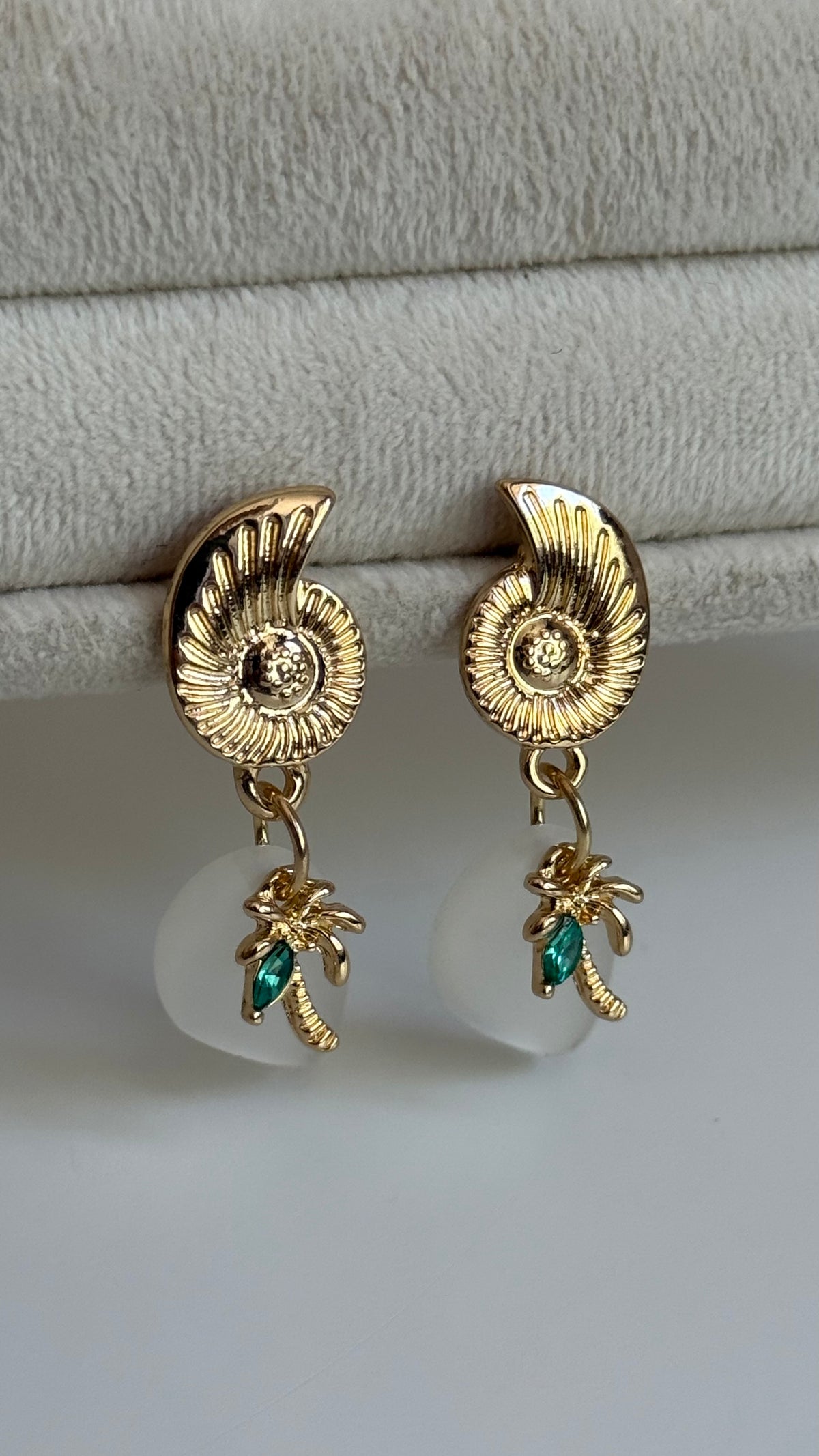 Gold Rengi Deniz Kabuğu Model Sallantılı Kadın Küpe