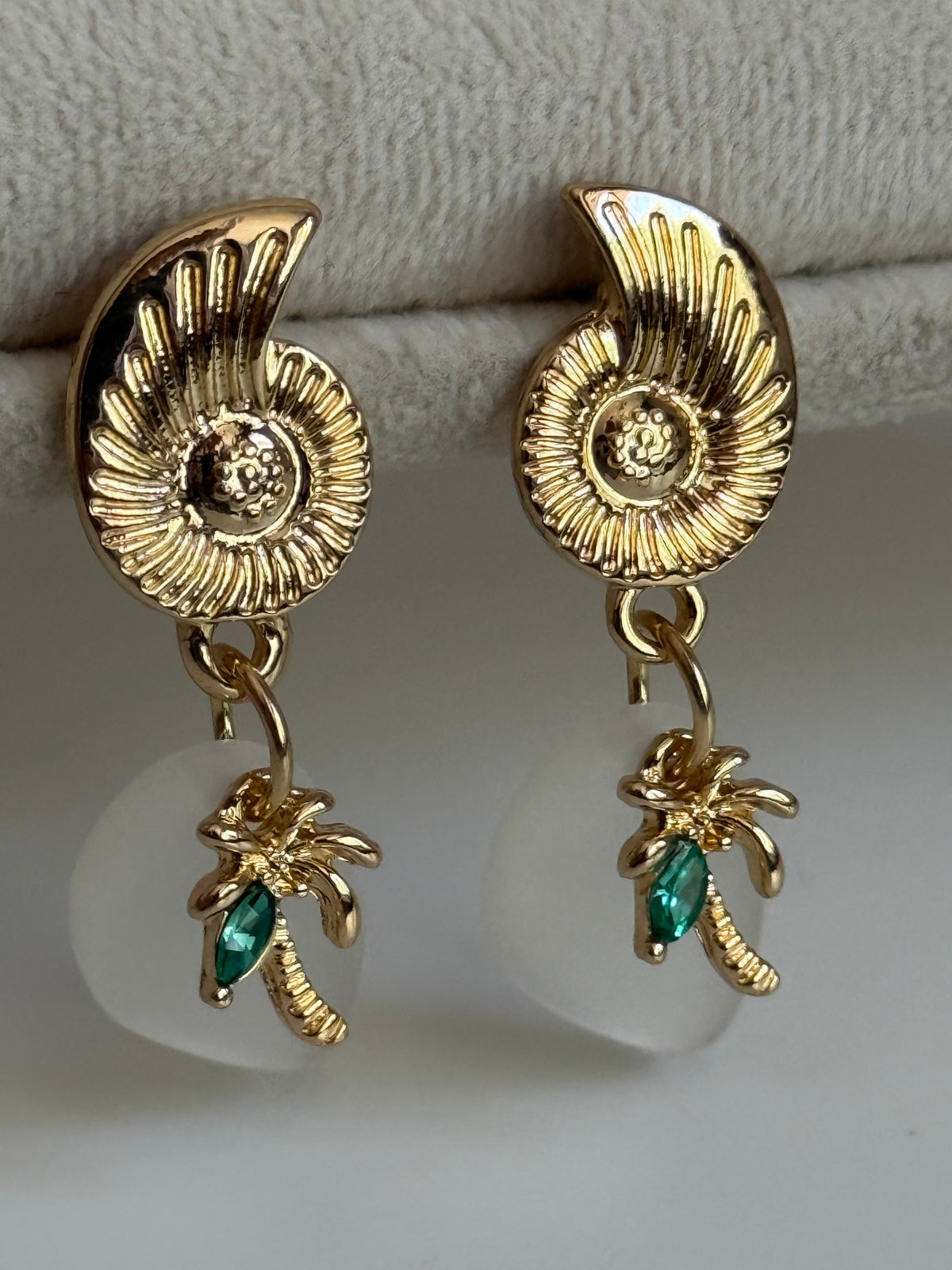 Gold Rengi Deniz Kabuğu Model Sallantılı Kadın Küpe