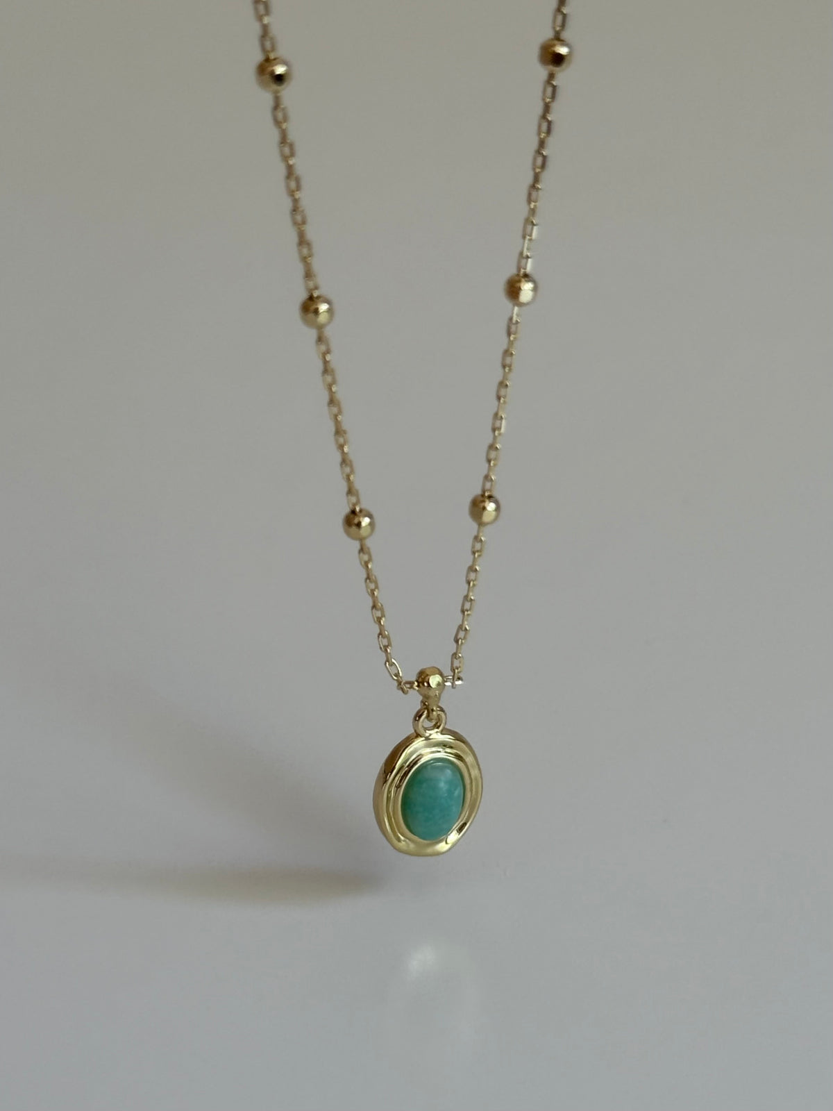 Gold Rengi Yeşil Taşlı Oval Model Kadın Kolye