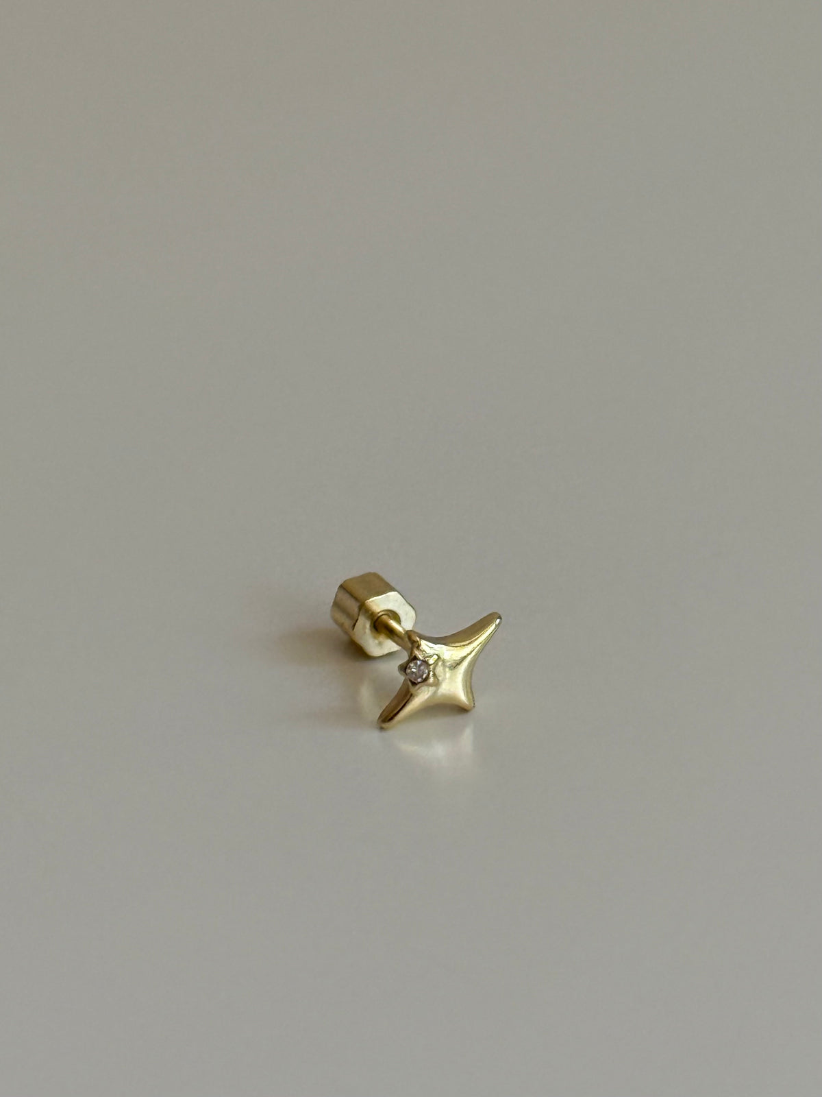 Gold Rengi Taşlı Parıltı Model 925 Ayar Gümüş Piercing