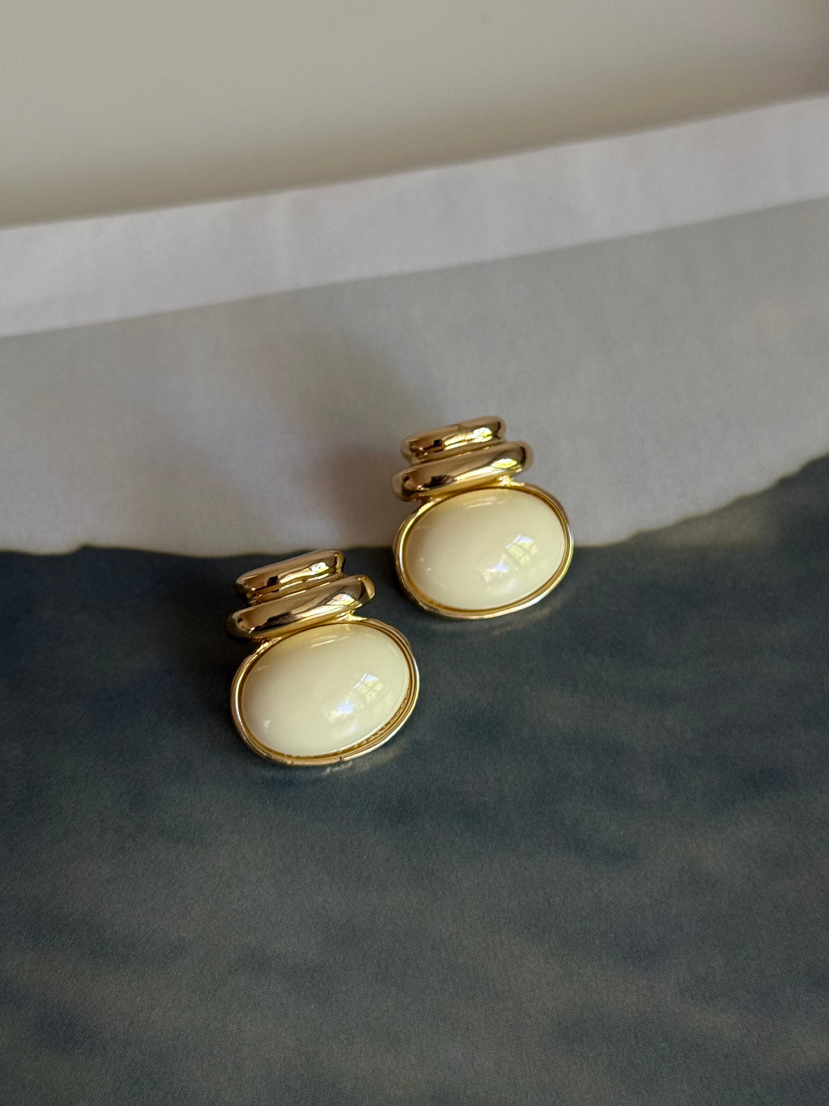 Gold Rengi Renkli Taşlı Oval Model Kadın Küpe