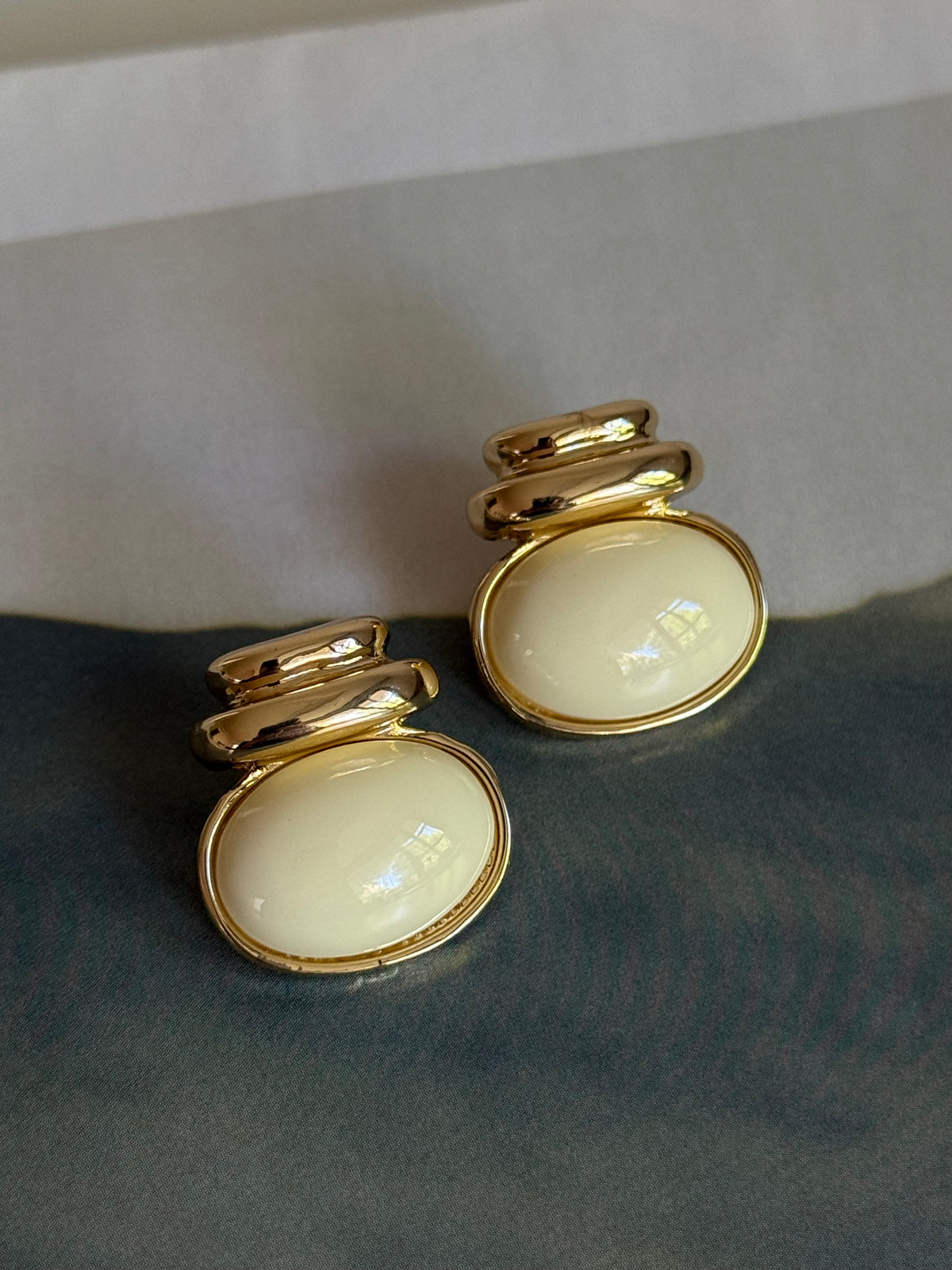 Gold Rengi Renkli Taşlı Oval Model Kadın Küpe