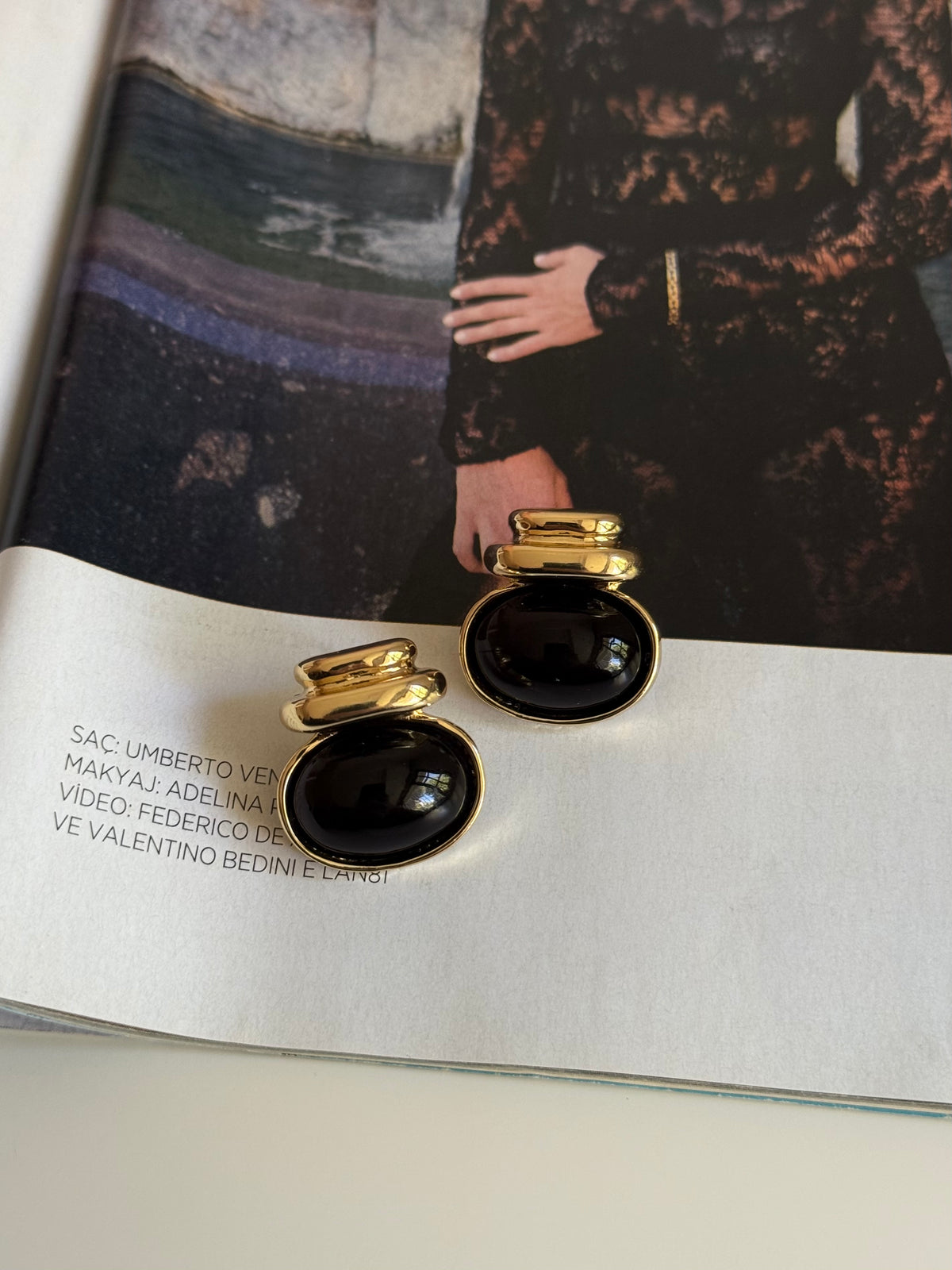 Gold Rengi Renkli Taşlı Oval Model Kadın Küpe