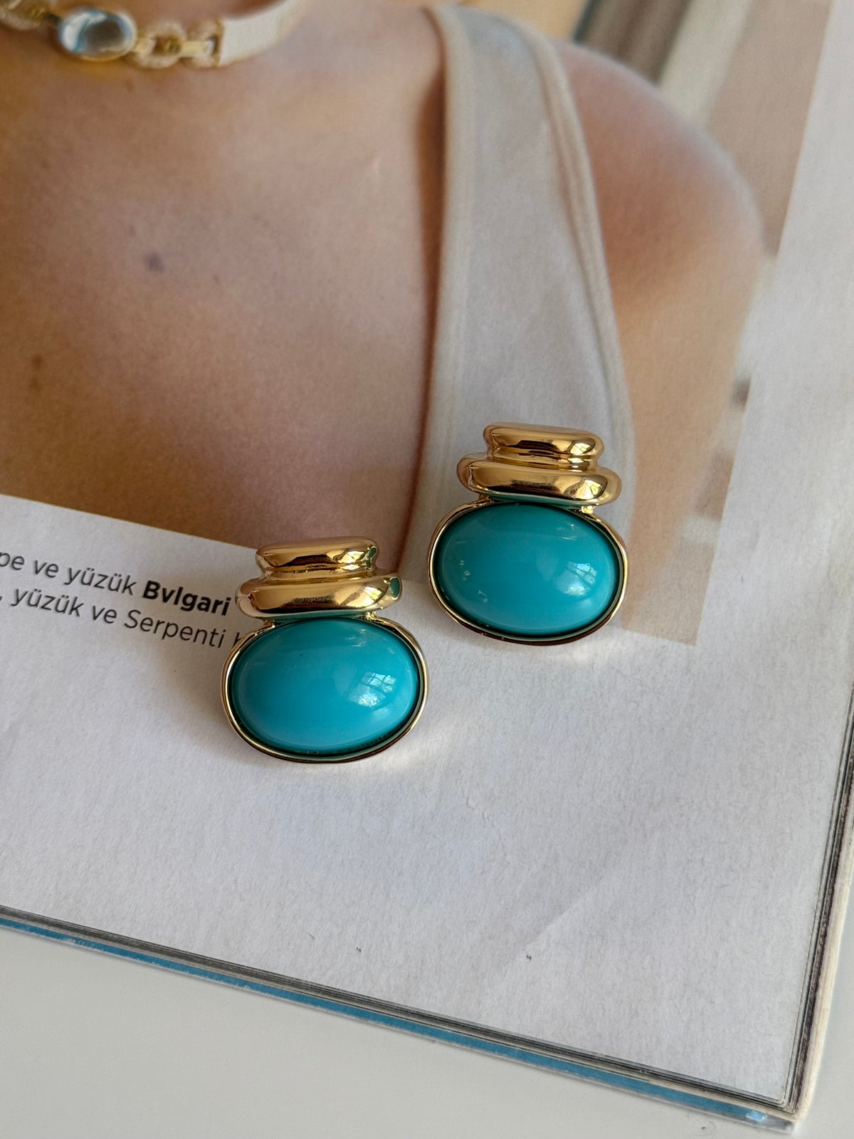 Gold Rengi Renkli Taşlı Oval Model Kadın Küpe