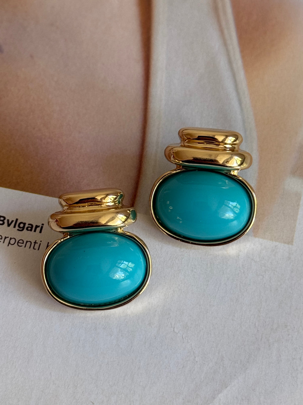 Gold Rengi Renkli Taşlı Oval Model Kadın Küpe
