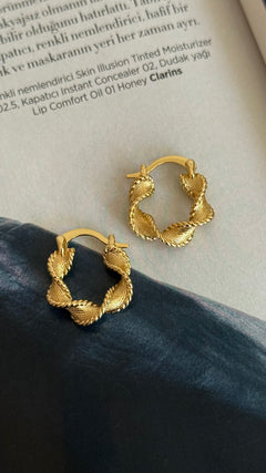 Gold Rengi Burgu Model Kadın Küpe
