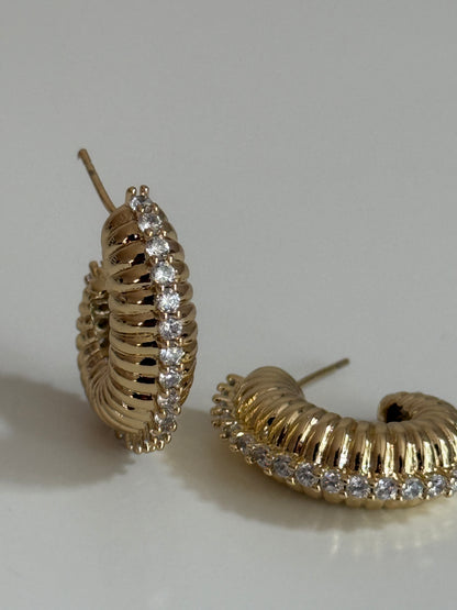 Gold Rengi Tırtıklı Taşlı Model Kadın Küpe