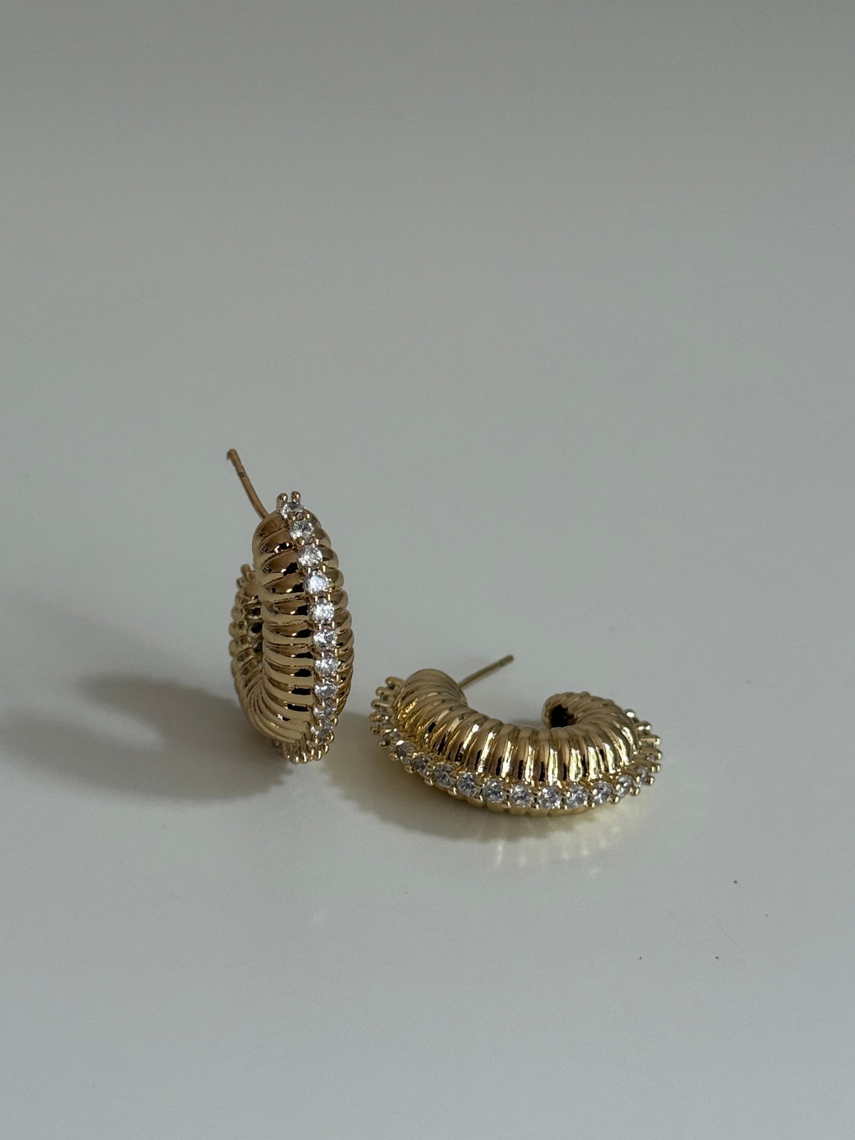 Gold Rengi Tırtıklı Taşlı Model Kadın Küpe