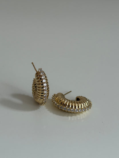 Gold Rengi Tırtıklı Taşlı Model Kadın Küpe