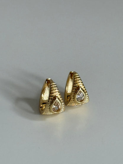 Gold Rengi Çizgili Model Üçgen Form Kadın Küpe