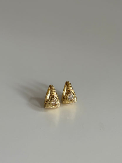 Gold Rengi Çizgili Model Üçgen Form Kadın Küpe