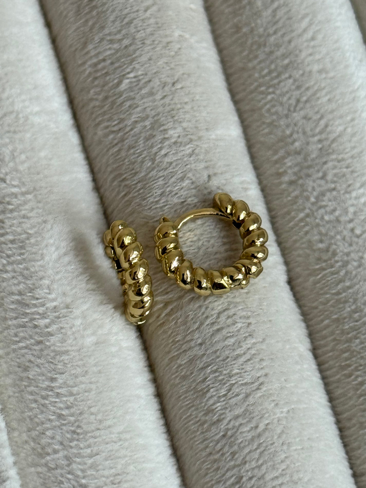 Gold Rengi Minimal Burgu Kadın Küpe
