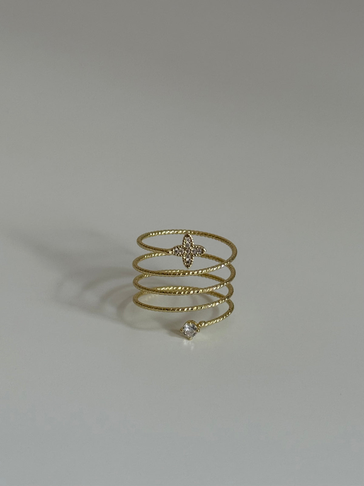 Gold Rengi Yonca Model Spiral Kadın Yüzük