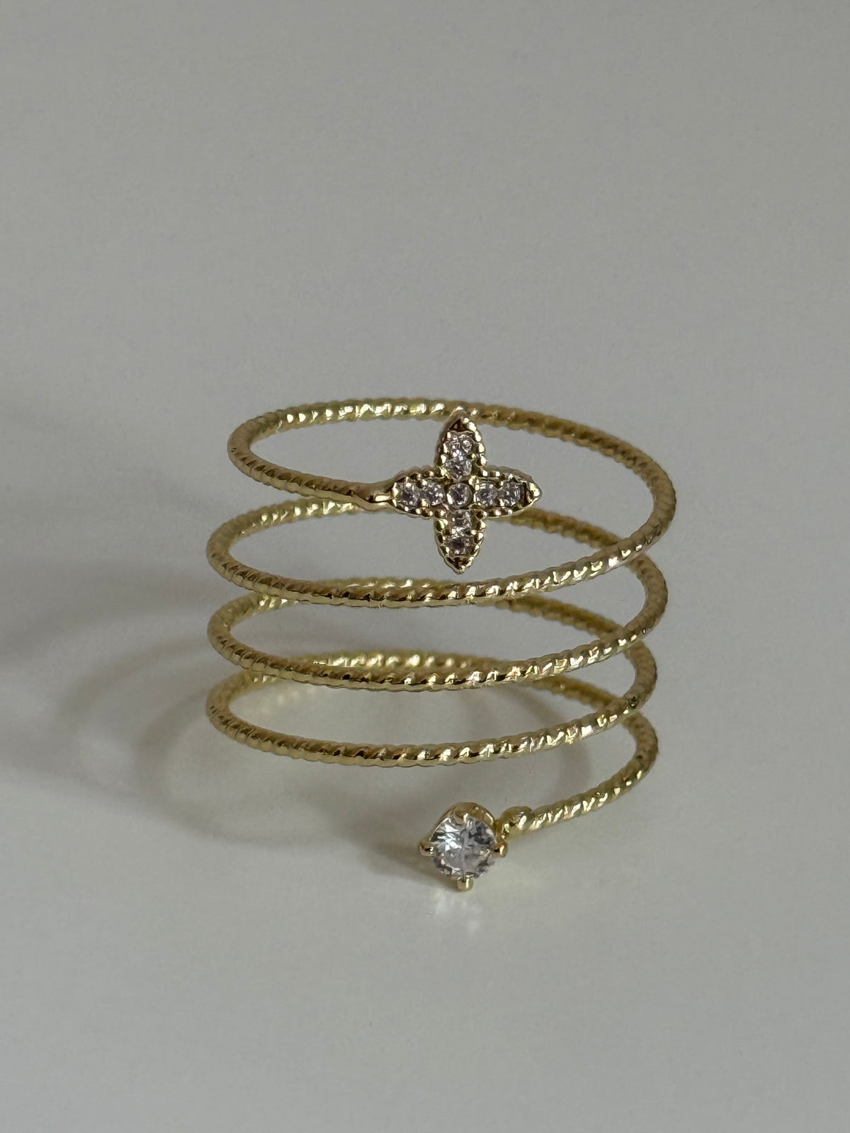 Gold Rengi Yonca Model Spiral Kadın Yüzük