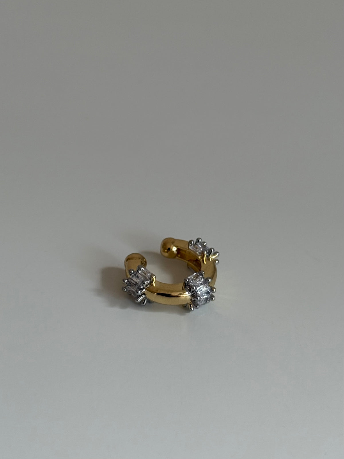 Gold Rengi Taşlı Kadın Kıkırdak Küpe