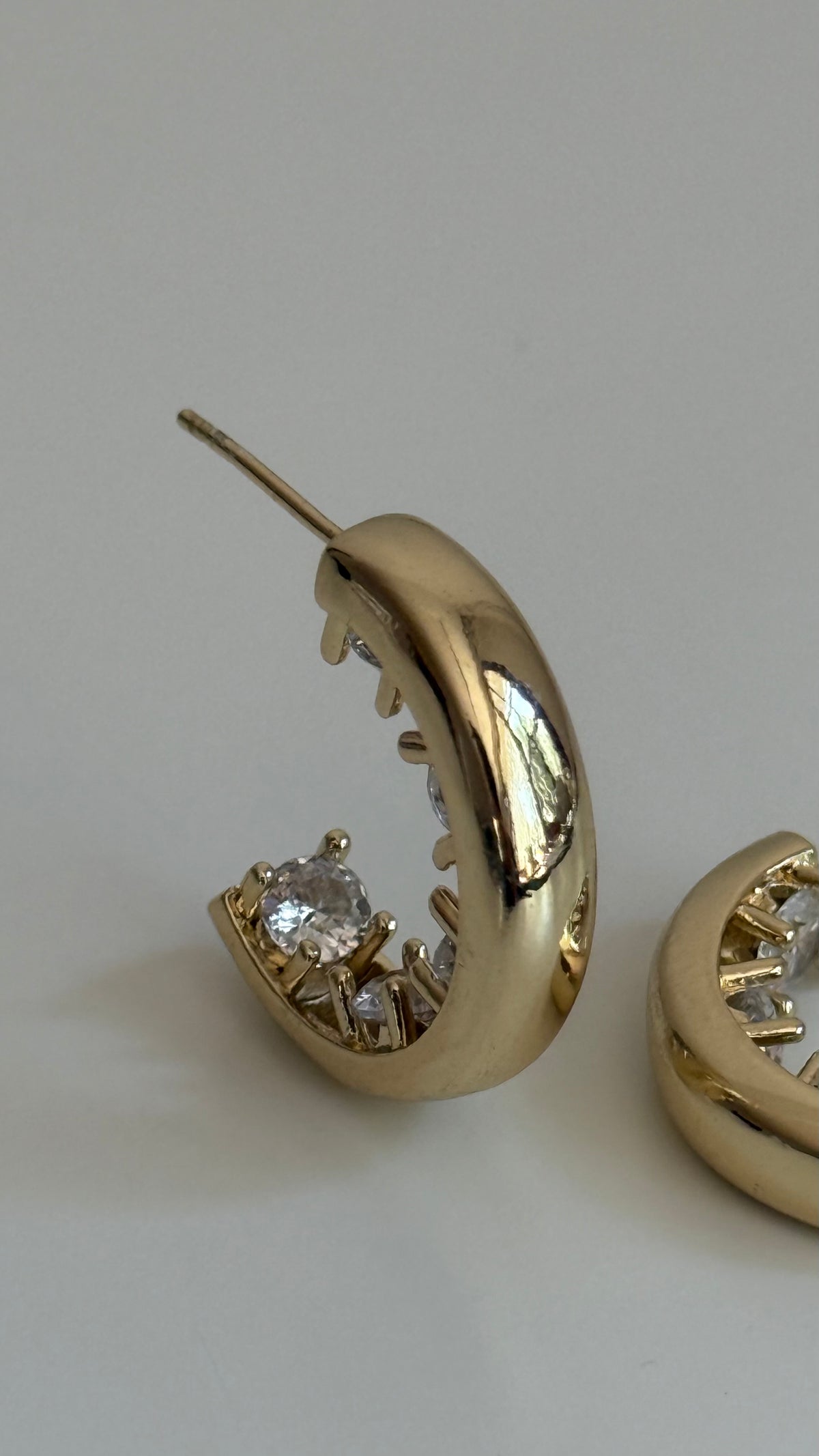 Gold Rengi İç Taşlı Yarım Halka Kadın Küpe