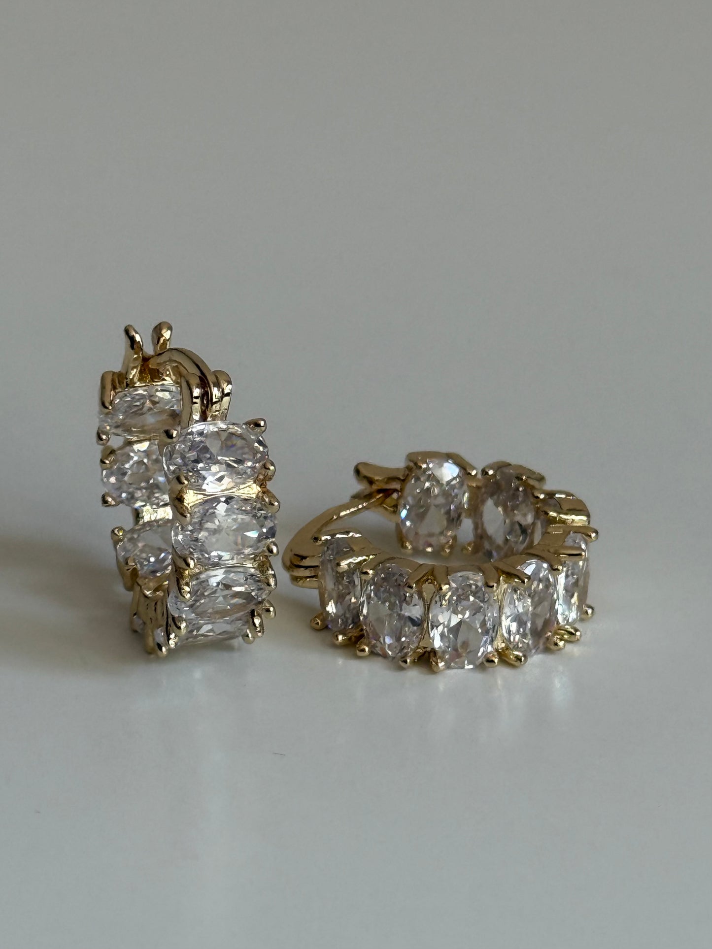 Gold Rengi Oval Taşlı Halka Küpe