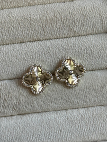Gold Rengi Yonca Model Kadın Küpe