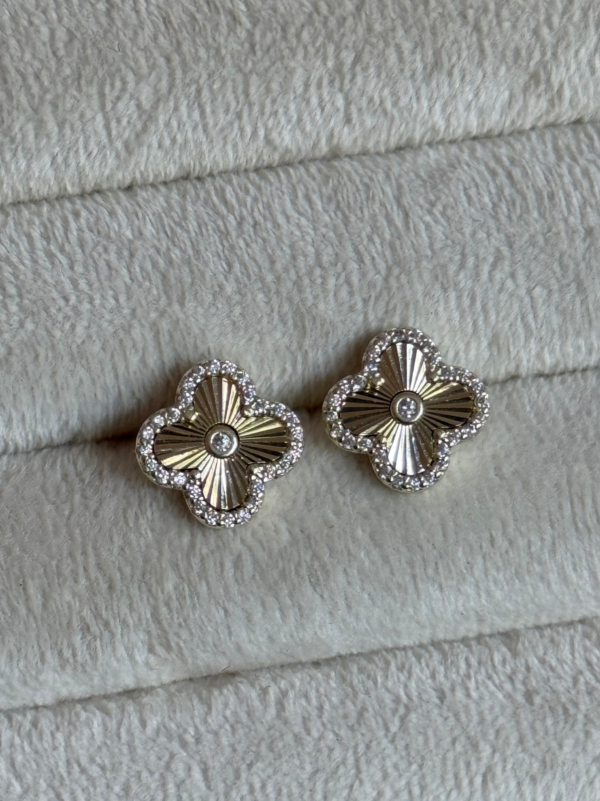 Gold Rengi Yonca Model Kadın Küpe