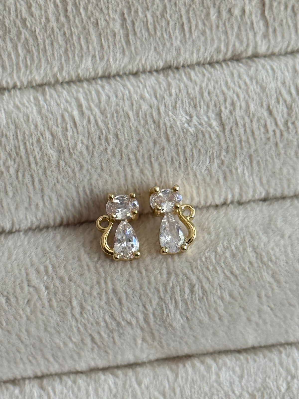 Gold Rengi Taşlı Kedi Figür Kadın Küpe