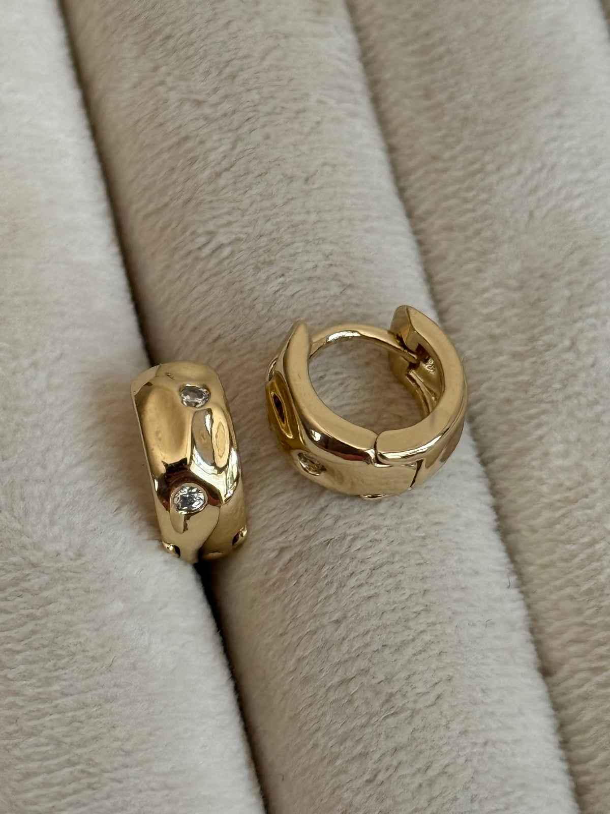 Gold Rengi Ezme Model Minimal Halka Kadın Küpe