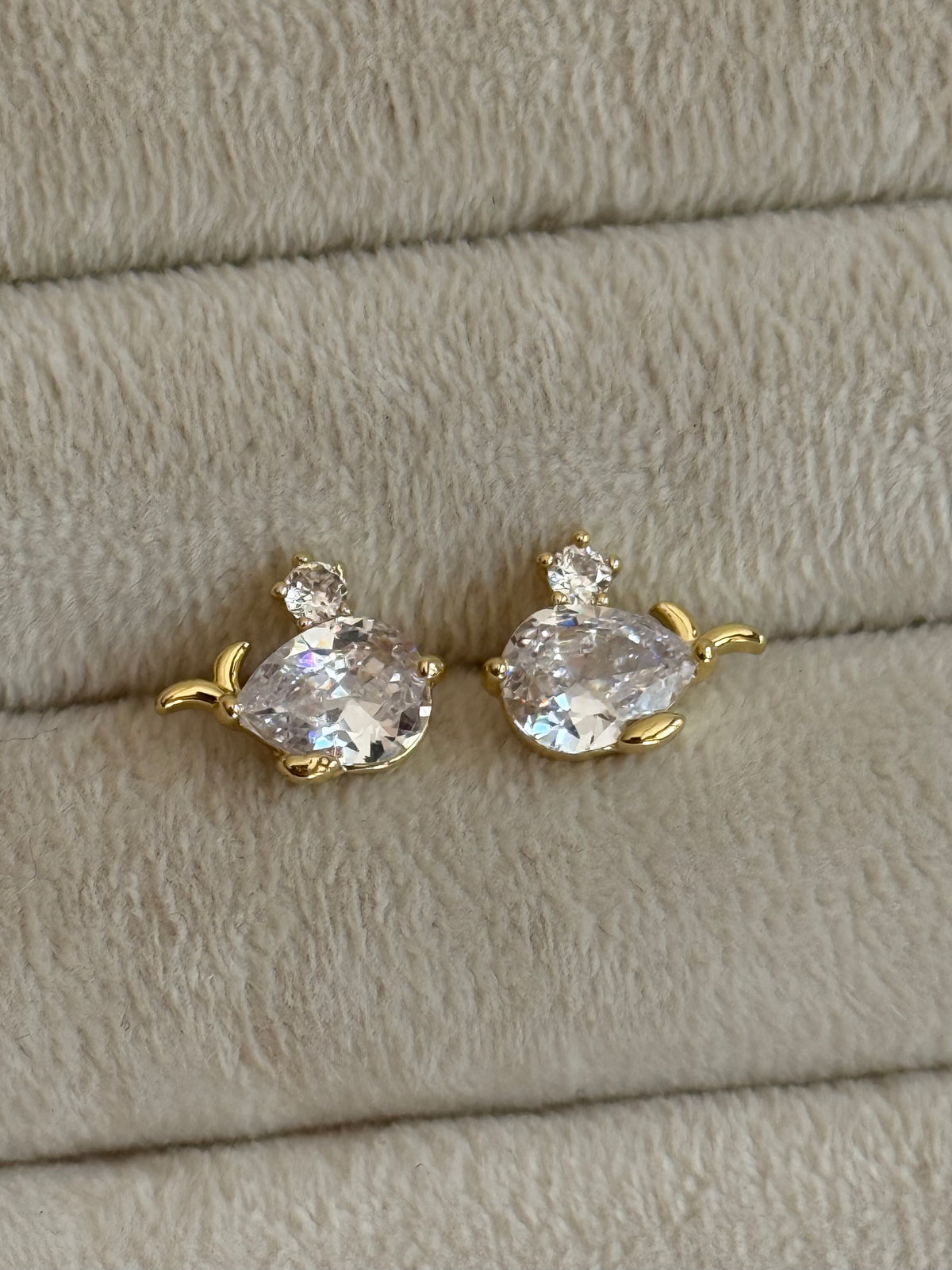 Gold Rengi Taşlı Balık Model Kadın Küpe