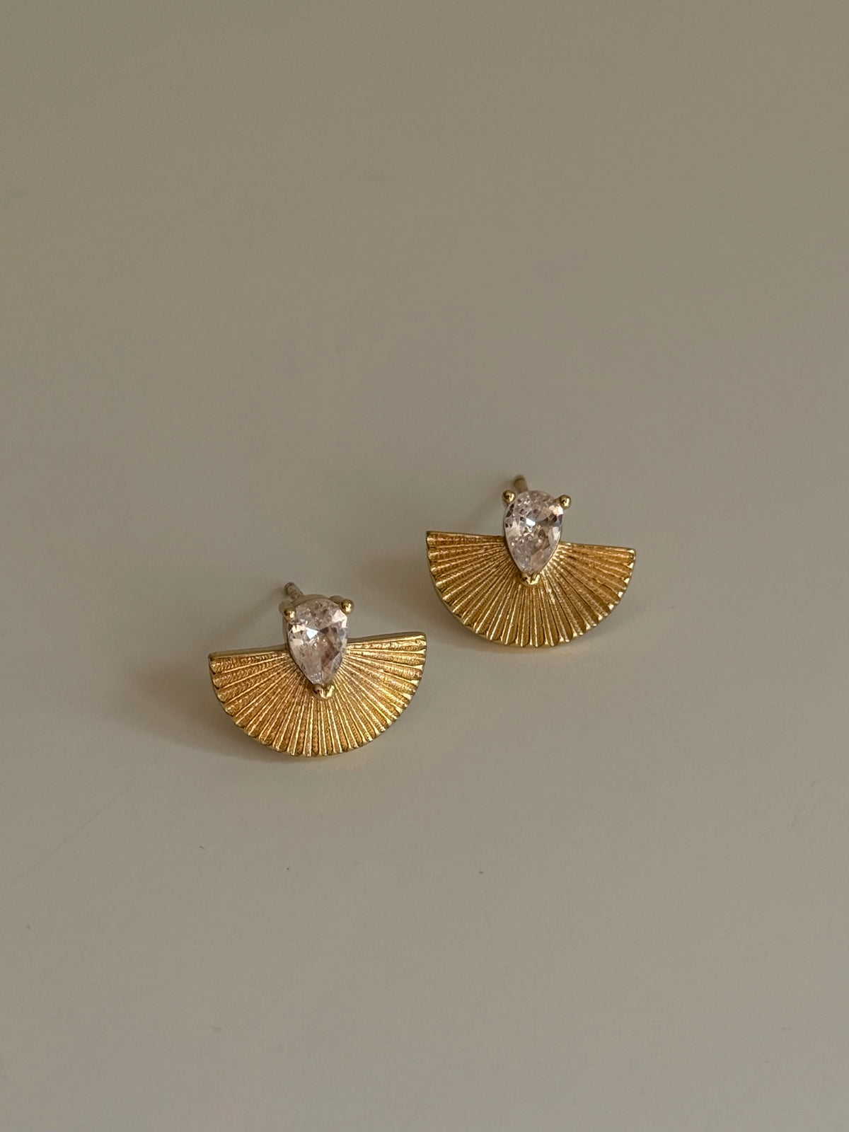 Gold Rengi Damla Taşlı Yelpaze Model Kadın Küpe