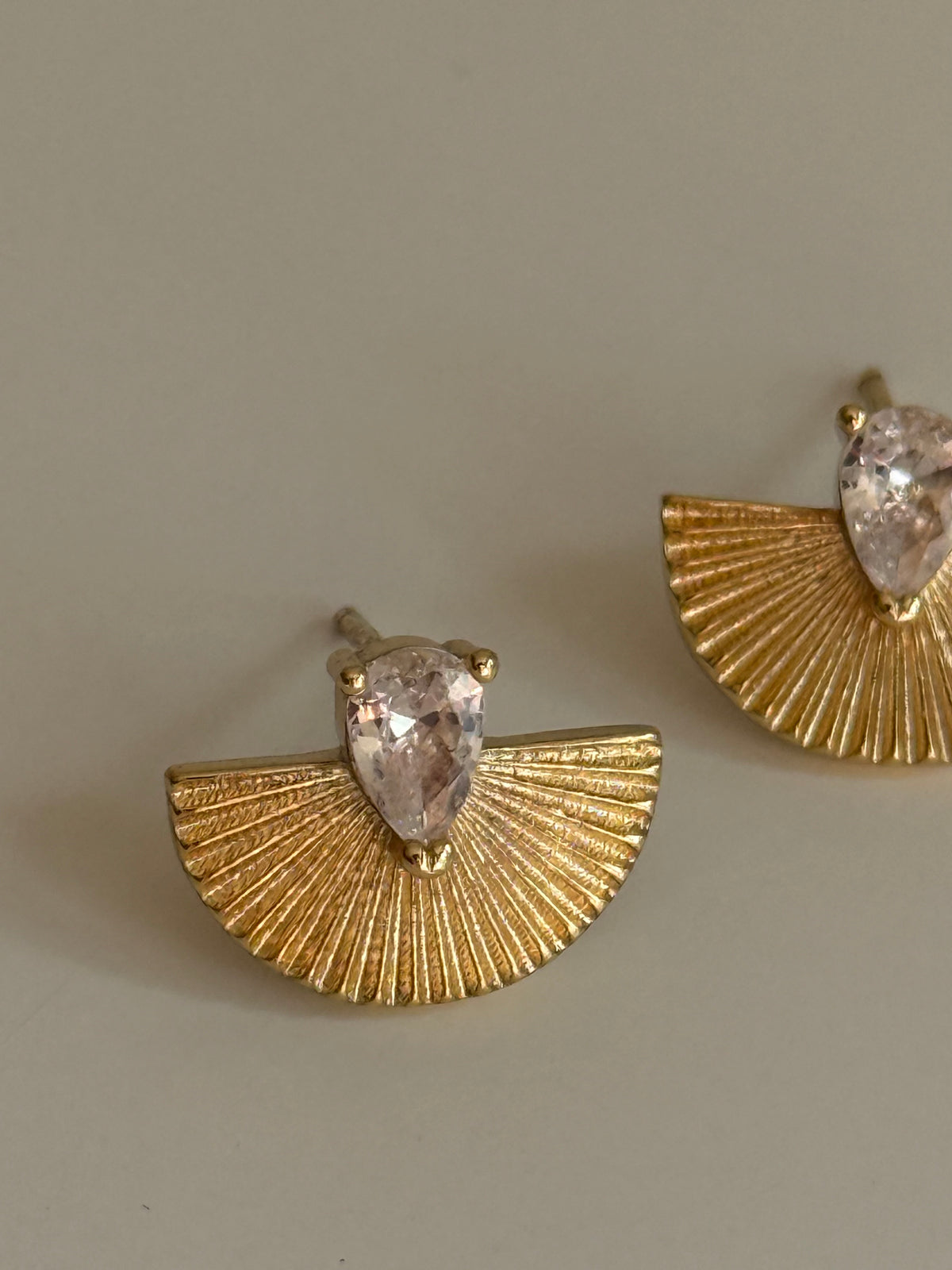 Gold Rengi Damla Taşlı Yelpaze Model Kadın Küpe