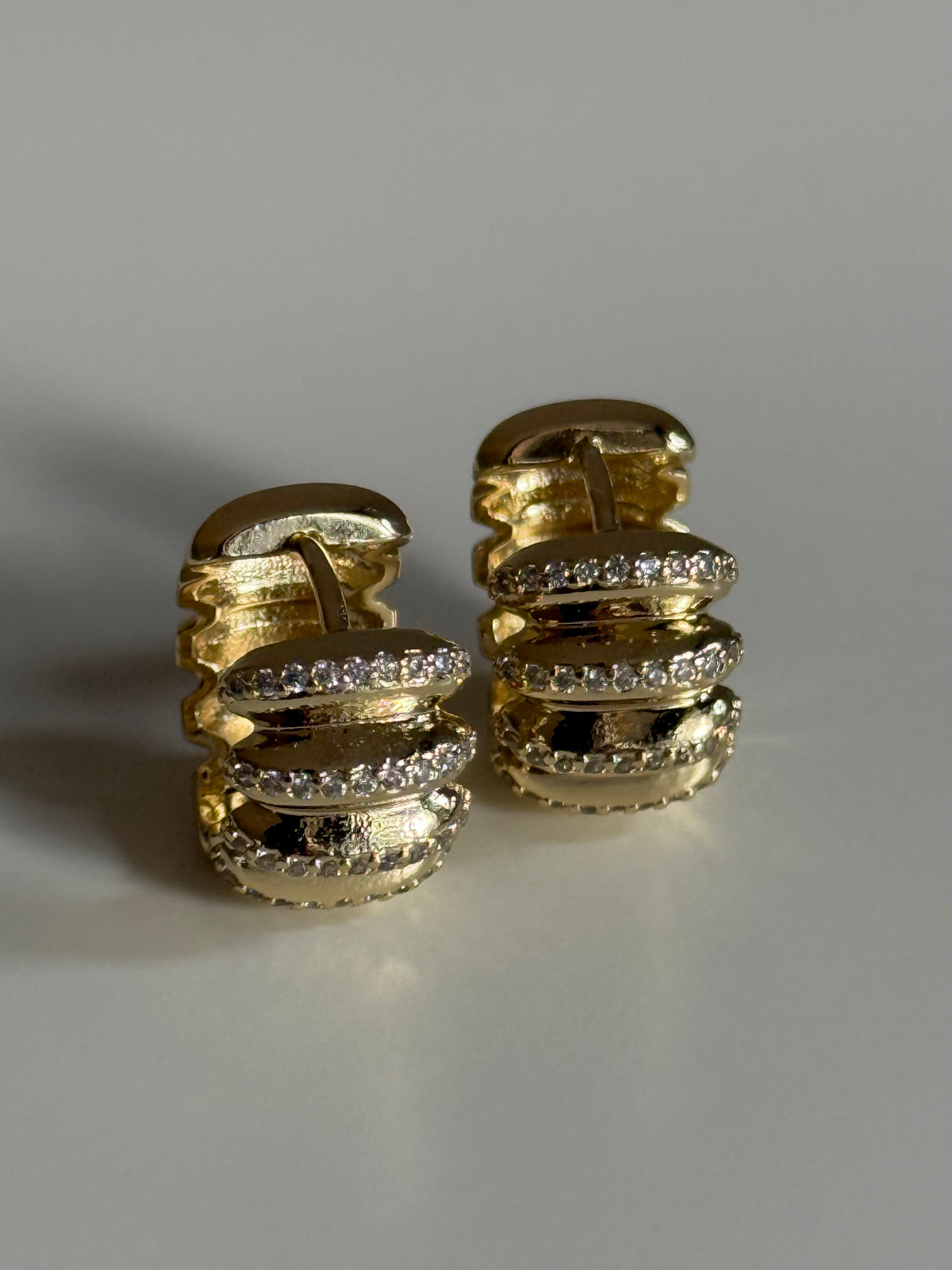 Gold Rengi Oluklu Model Taşlı Kadın Küpe