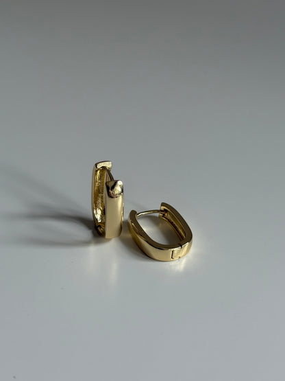Gold Rengi Oval Formda Kadın Küpe