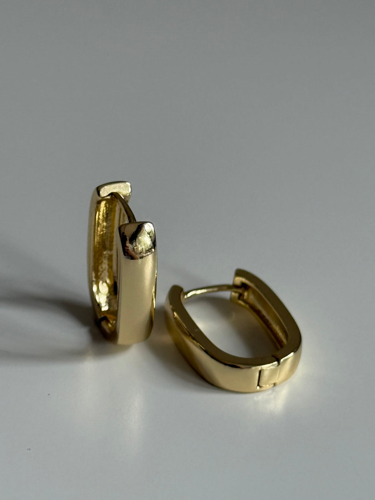 Gold Rengi Oval Formda Kadın Küpe