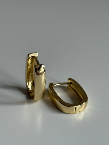 Gold Rengi Oval Formda Kadın Küpe