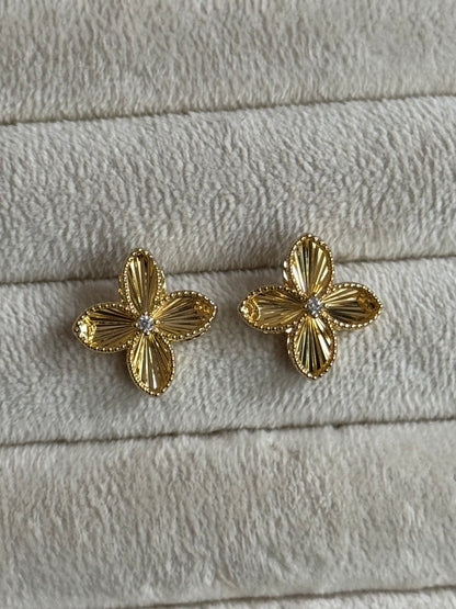 Gold Rengi Çizgili Yonca Model Kadın Küpe