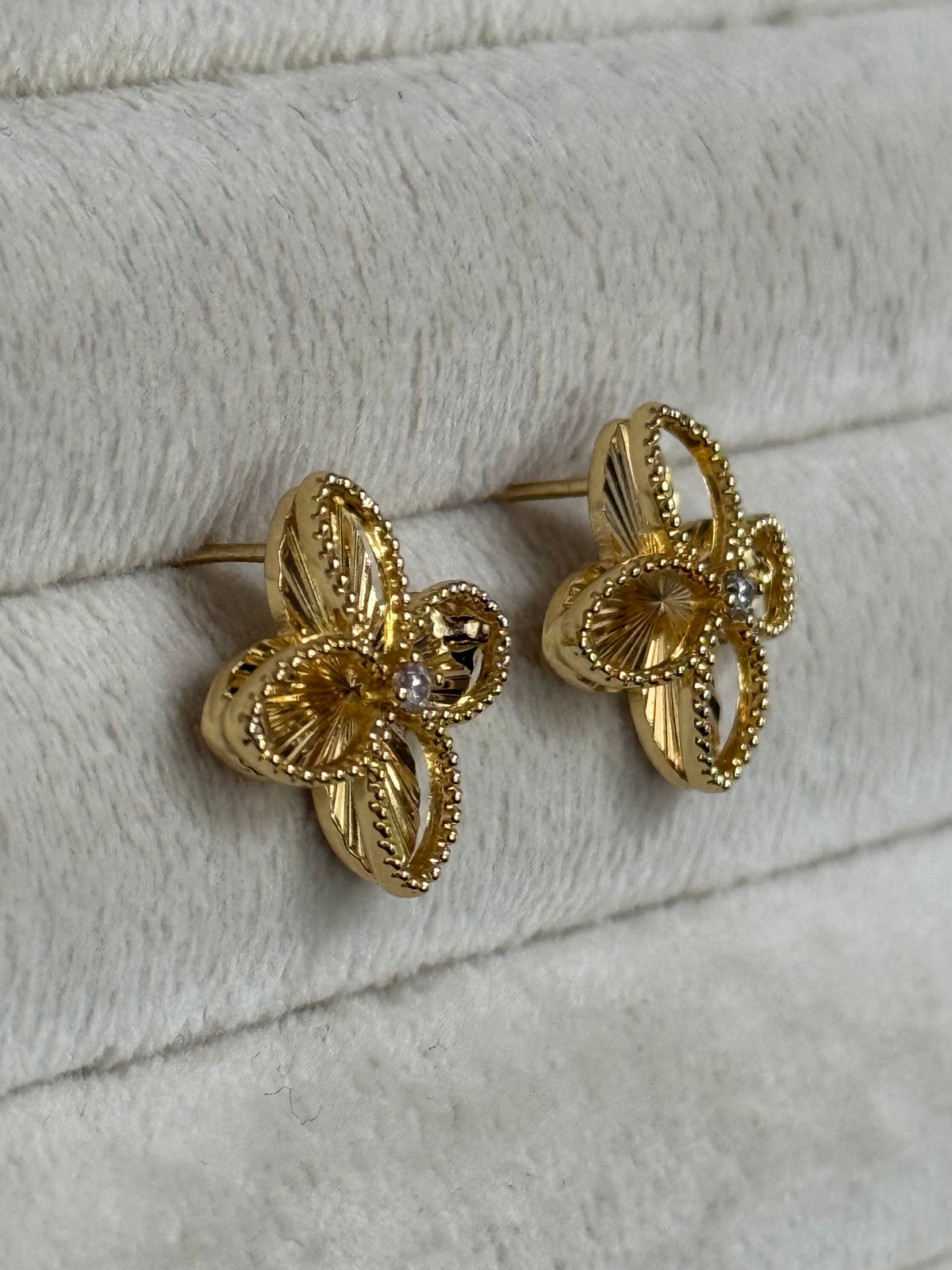 Gold Rengi Çizgili Yonca Model Kadın Küpe