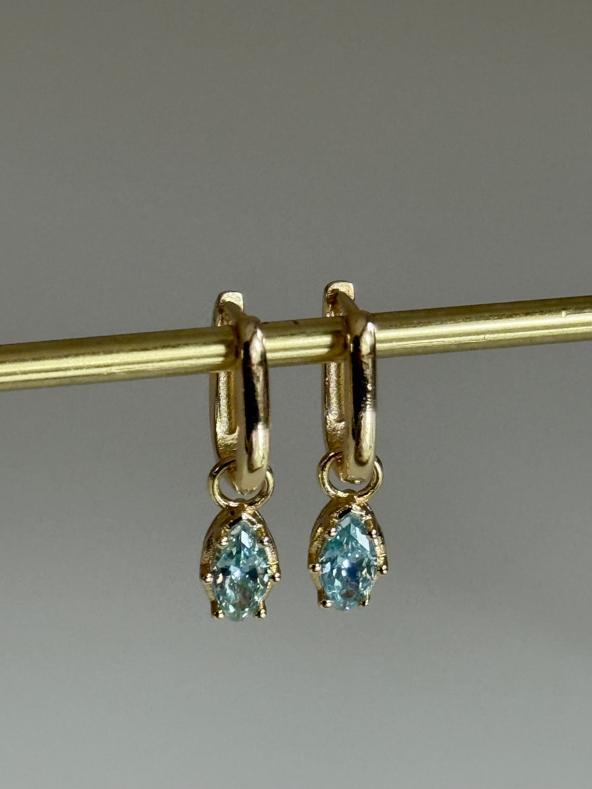 Gold Rengi Renkli Taş Sallantılı Kadın Küpe