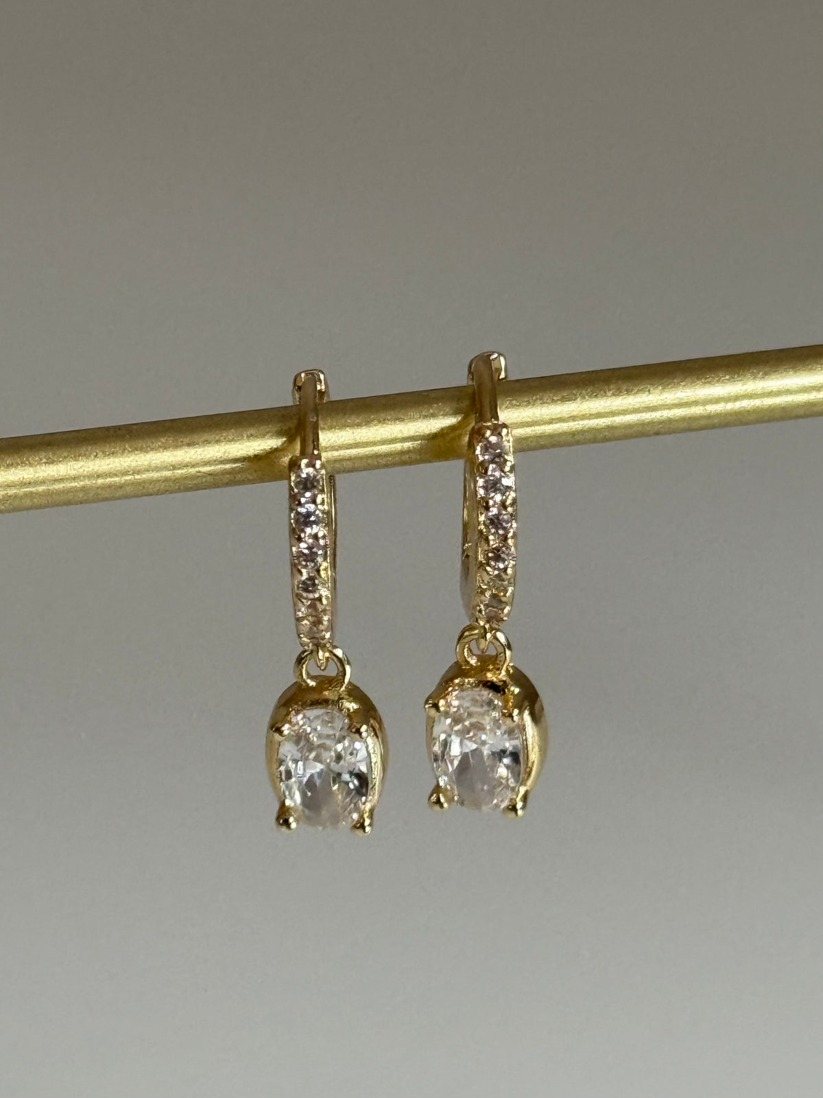Gold Rengi Taşlı Sallantılı Kadın Küpe