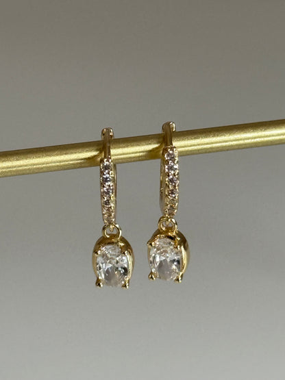 Gold Rengi Taşlı Sallantılı Kadın Küpe