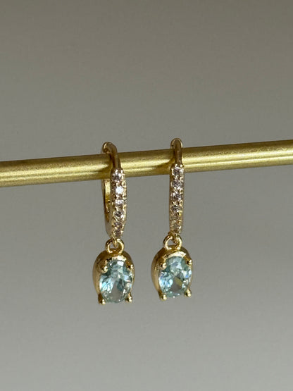 Gold Rengi Taşlı Sallantılı Kadın Küpe