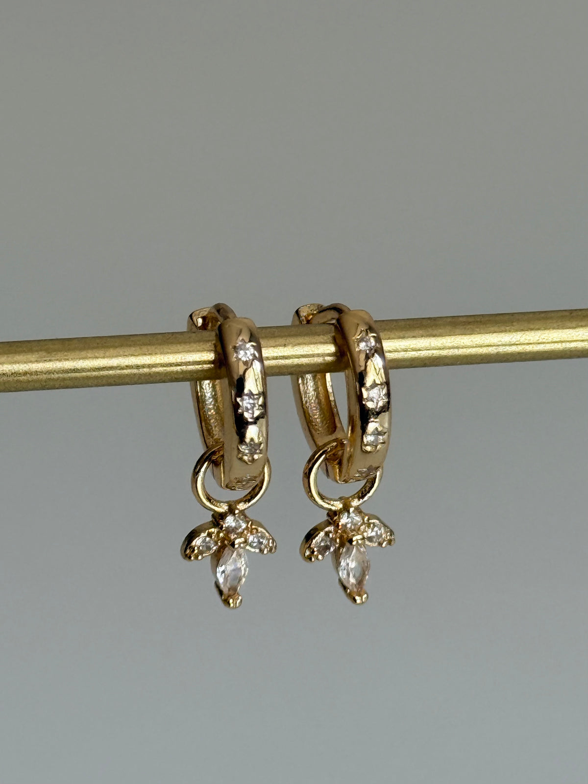 Gold Rengi Üç Yaprak Sallantılı Kadın Küpe