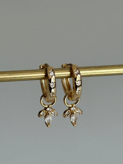 Gold Rengi Üç Yaprak Sallantılı Kadın Küpe