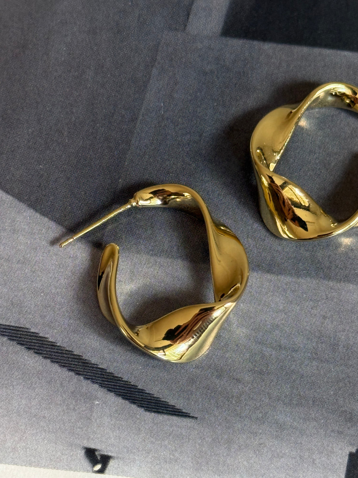 Gold Rengi Burgu Model Kadın Küpe
