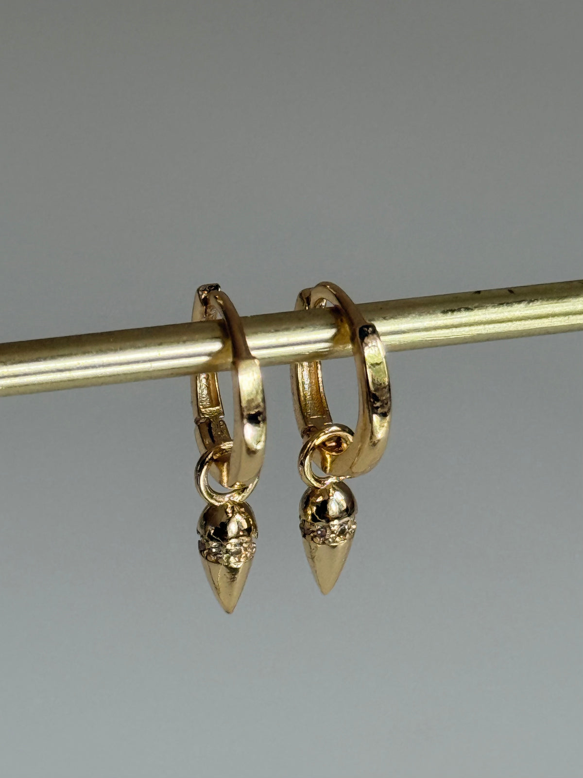 Gold Rengi Sallantılı Kadın Küpe