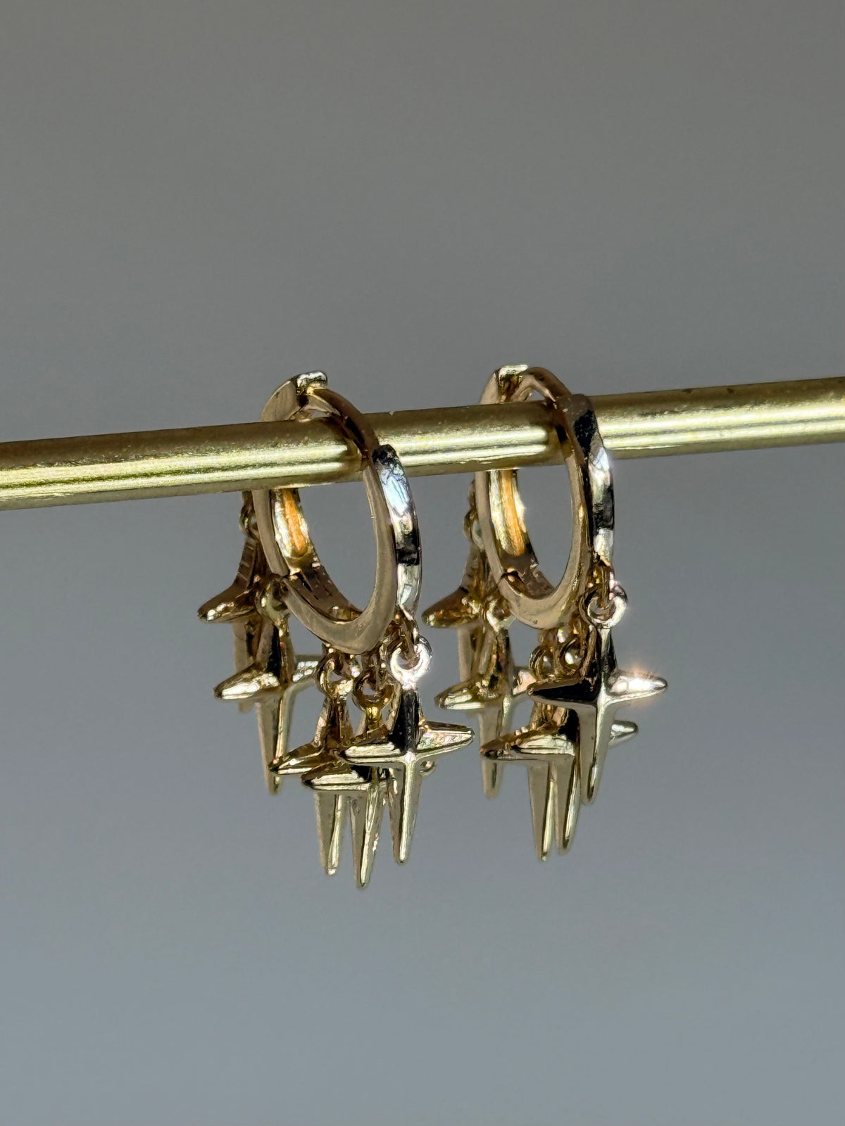 Gold Rengi Çoklu Sallantılı Parıltı Model Kadın Küpe