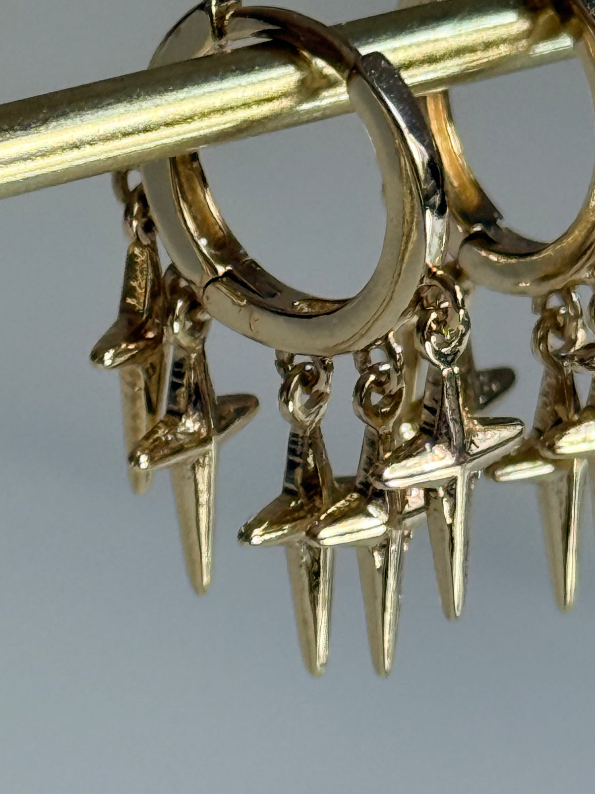 Gold Rengi Çoklu Sallantılı Parıltı Model Kadın Küpe