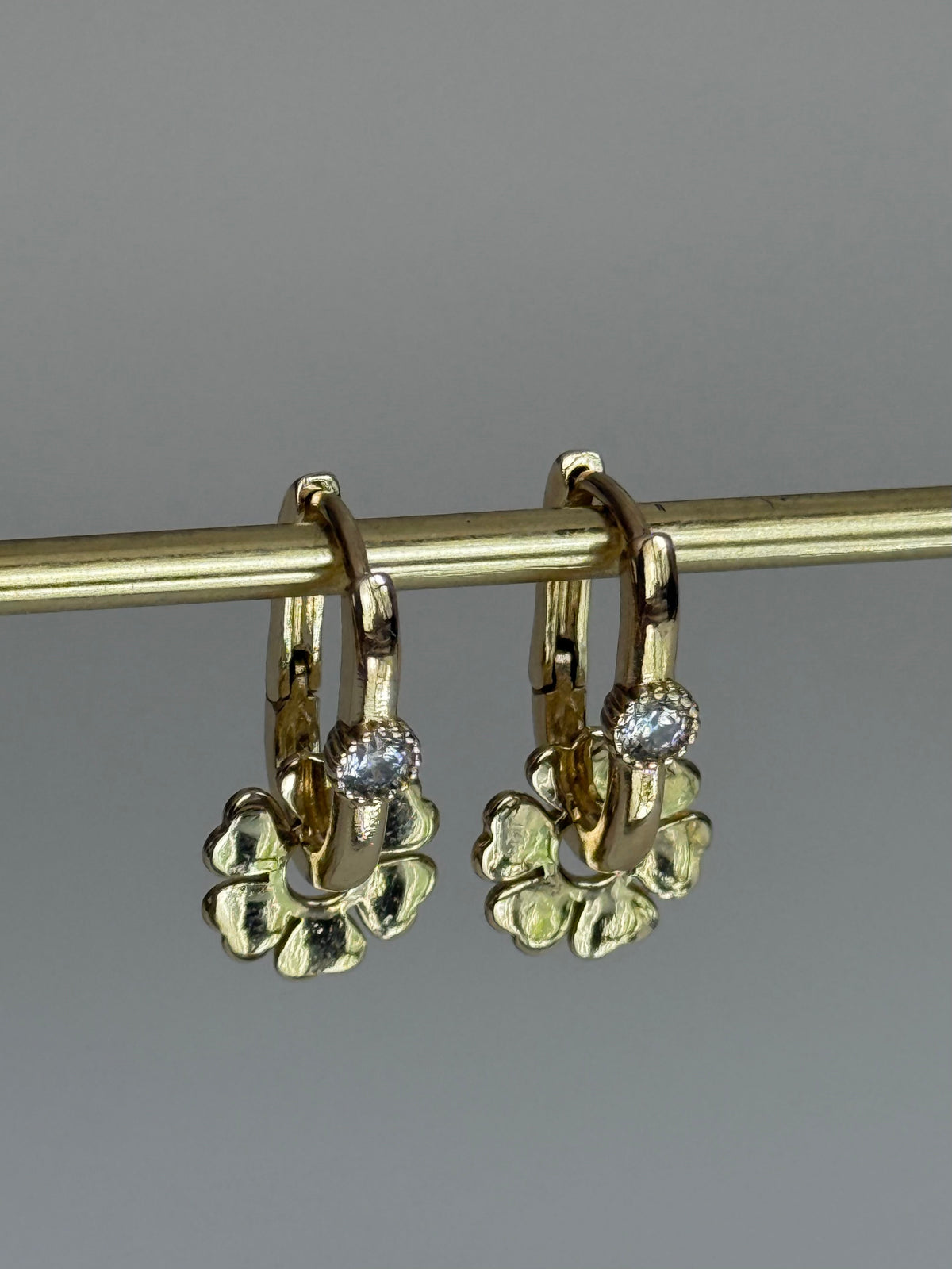Gold Rengi Çiçek Model Xupıng Kadın Küpe