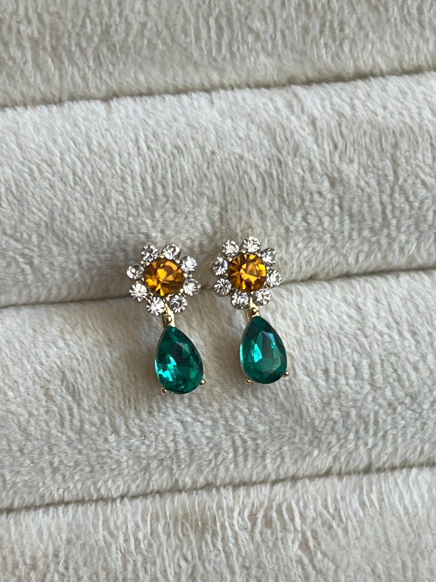 Gold Rengi Renkli Taşlı Minimal Kadın Küpe
