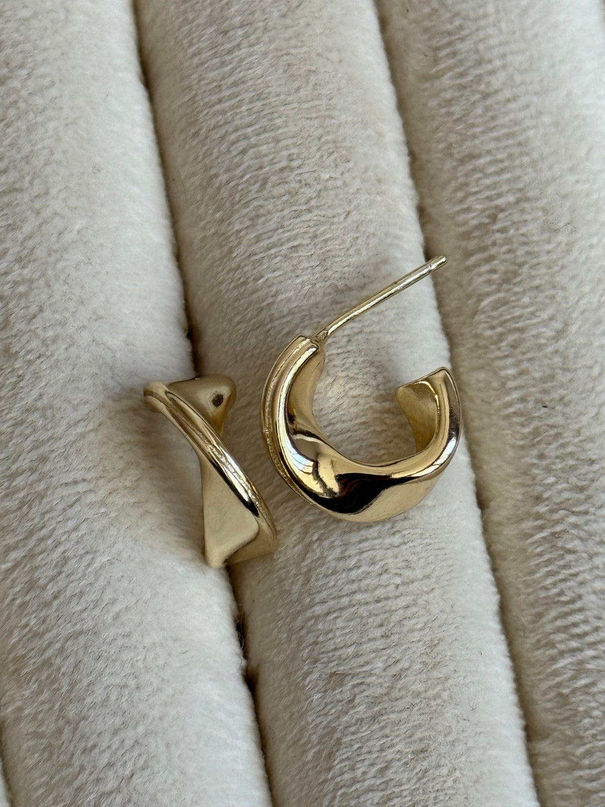 Gold Rengi Burgu Model Küçük Halka Kadın Küpe