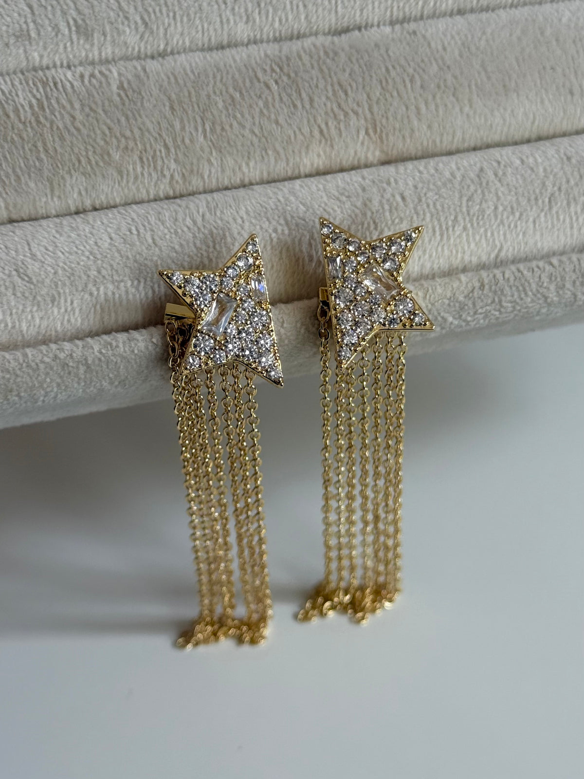 Gold Rengi Yıldız Sallantılı Kadın Küpe