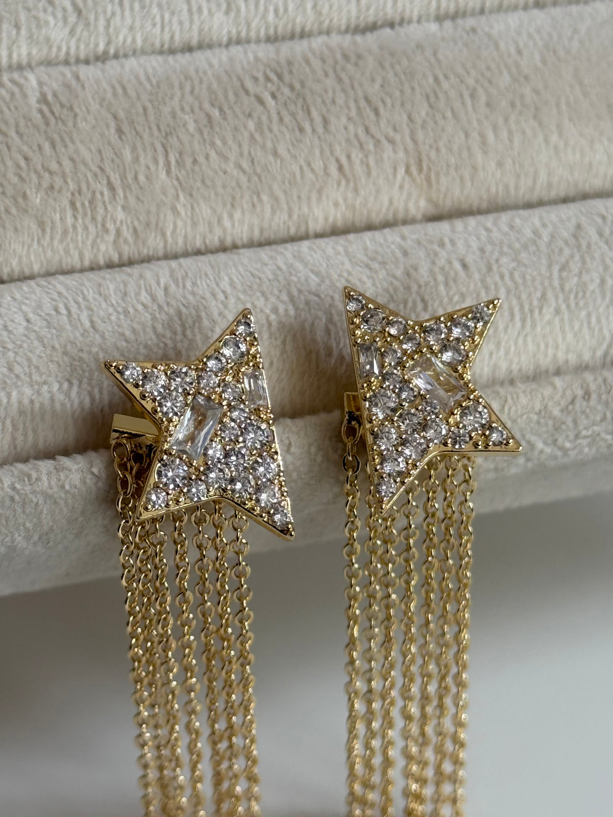 Gold Rengi Yıldız Sallantılı Kadın Küpe